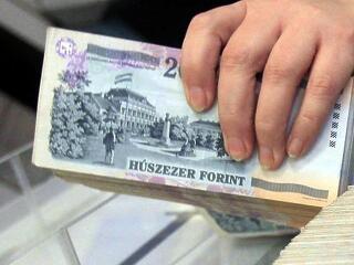 Brutális visszaesés: alig veszünk fel készpénzt