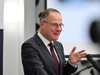 Navracsics Tibor gondolt egyet, és új feladatot adott