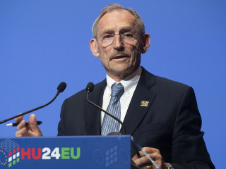 Pintér Sándor belügyminiszter sajtótájékoztatót tart a magyar EU elnökség keretében tartott igazságügyi és belügyminiszterek informális találkozóján a Várkert Bazárban 2024. július 22-én.