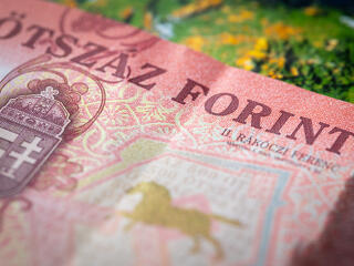 Fáradtan megy el a forint hosszú hétvégézni 