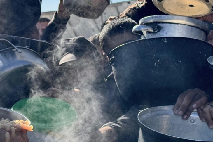 Ételre váró gyerekek Gázában