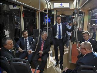 Varga Mihály és Kósa Lajos felszállt a vadiúj debreceni buszra (fotók)