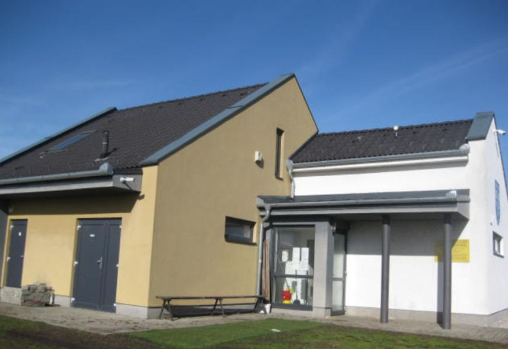 Egy láthatóan felújított öltözőről van szó