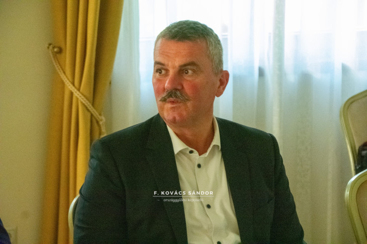 F. Kovács Sándor halad a korral és vízjelezi képeit