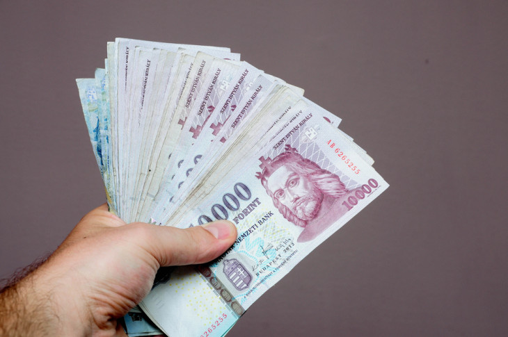 Acélosan kezdte a hetet a forint