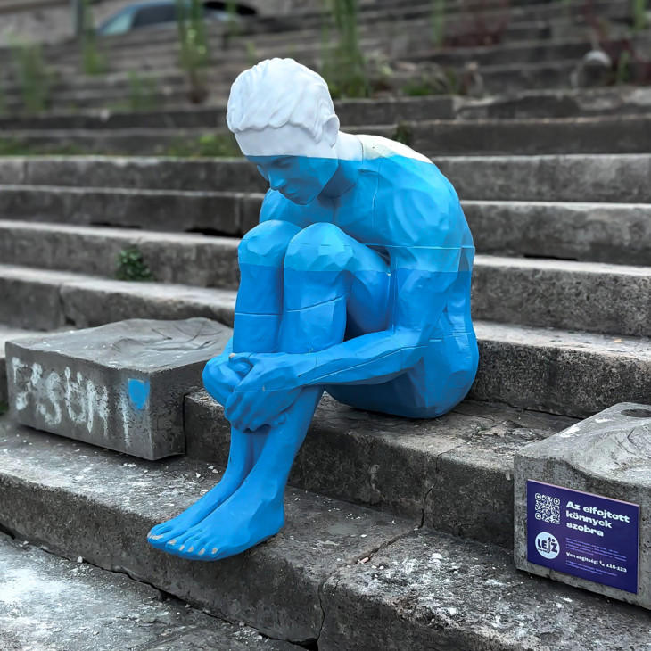 Az elfojtott könnyek szobra a budapesti Duna-parton
