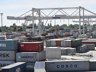 238 millió euróval csökkent a külkereskedelmi mérlegtöbblet áprilisban
