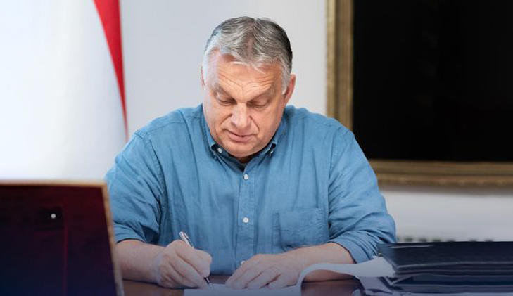 Orbán Viktor jegyezte a határozatot. Fotó: Facebook