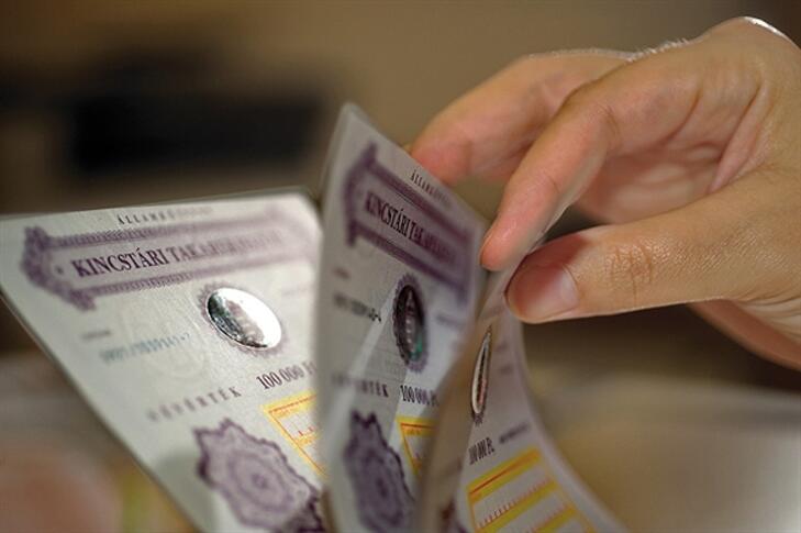 Népszerűek az állampapírok, de egyre kisebb arányban finanszírozza a lakosság az adósságot