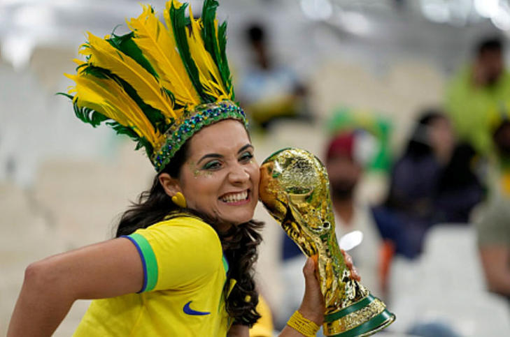  Brazil szurkoló a világbajnoki trófea másával a katari labdarúgó-világbajnokságon. Fotó:  MTI/AP/Andre Penner 