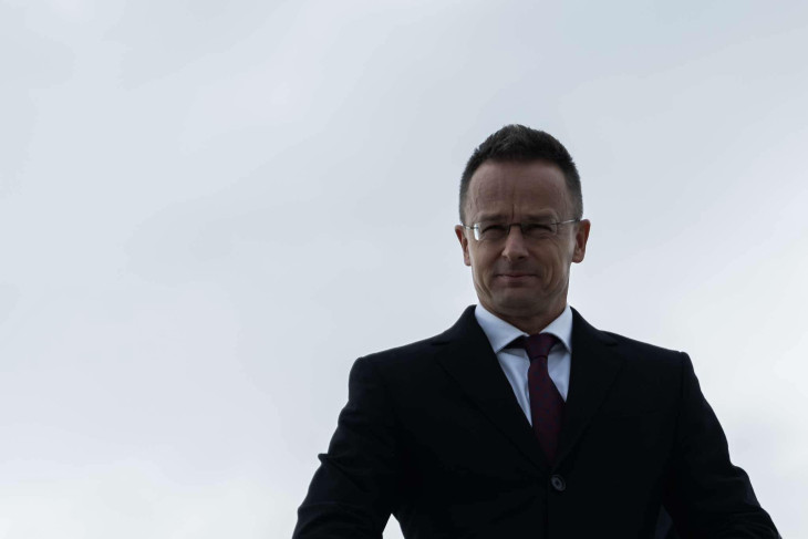 Szijjártó Péter magyar külügyminiszter állja a minszki klímát