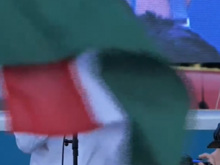 Magyar Pétert kitakarták a zászlók
