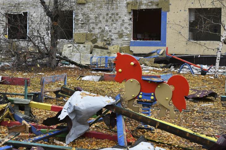 Orosz tüzérségi támadásban megsemmisült iskolaépület udvara a Donyeck megyei Pokrovszkban 2022. november 4-én. Fotó: MTI/AP/Andrij Andrijenko