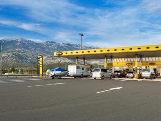 Újabb hír a Horvátországba készülőknek: jön az árstop a benzinkutakon