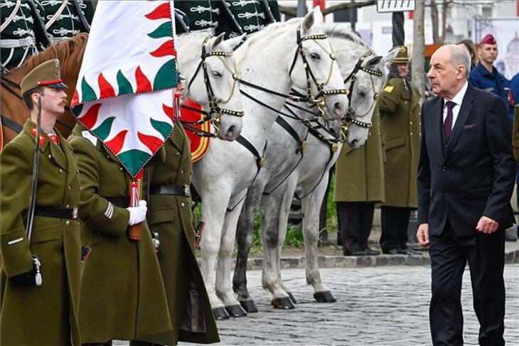 Sulyok Tamás köztársasági elnök épp megszemléli az ősi közlekedési eszközöket