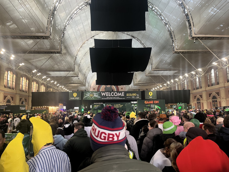 A szurkolók a hatalmas előtérben melegítenek