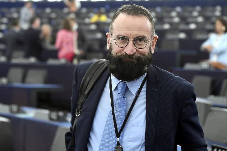 Újra a politika színpadán