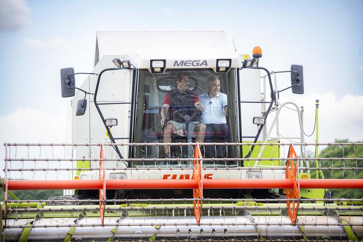 Nagy István agrárminiszter arat