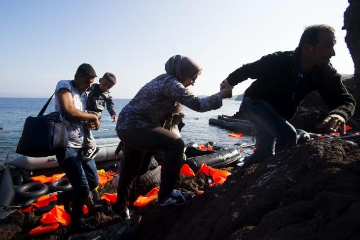 Továbbra is sokan próbálnak a tengeren Európába jutni (MTI Fotó: Balogh Zoltán)