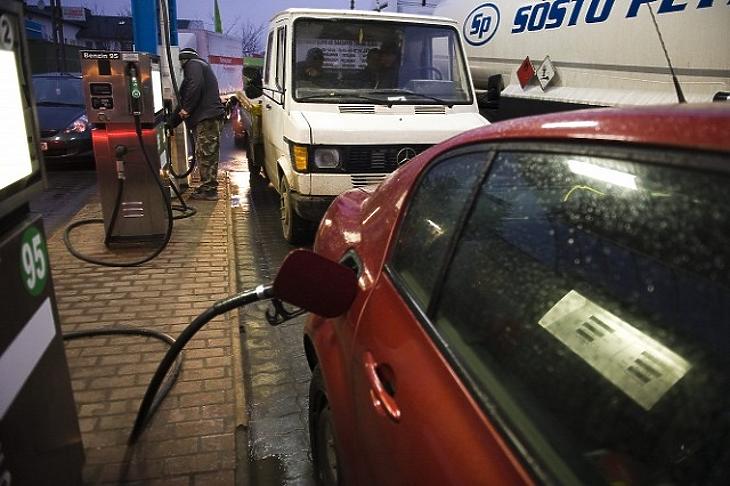 Szerdától még tovább drágulnak az üzemanyagok. Fotó: MTI