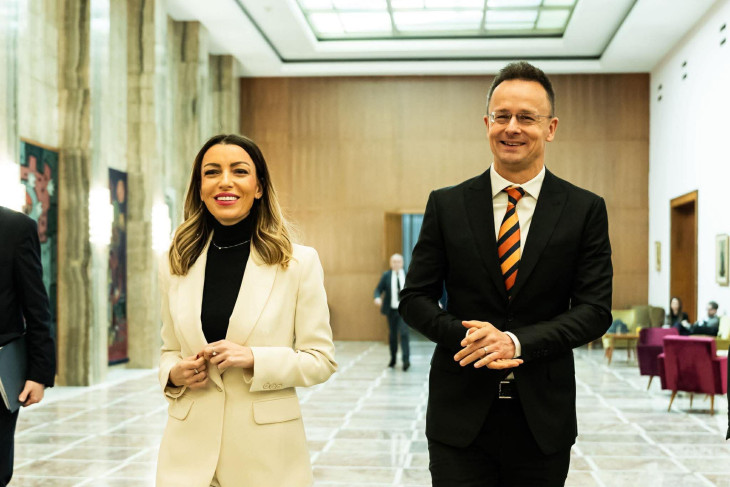 Adrijana Mesarovic szerb gazdasági miniszter Szijjártó Péterrel Belgrádban ünnepelte az új vasútvonal megnyitását