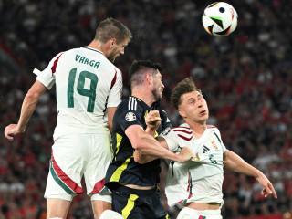 Varga Barnabás (b), Willi Orbán (j) és a skót Scott McKenna a labdarúgó Európa-bajnokság A csoportjának harmadik, utolsó fordulójában játszott Skócia - Magyarország mérkőzésen a stuttgarti MHP Arénában 2024. június 23-án