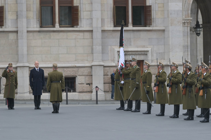 Szalay-Bobrovniczky Kristóf honvédelmi miniszter (balról a második) és Böröndi Gábor vezérezredes, a Honvéd Vezérkar főnöke (balról) a megemlékezésen