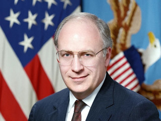 Dick Cheney itt védelmi miniszterként