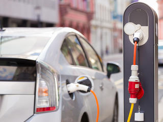 Sokkal drágább lesz tölteni az elektromos autókat a legnagyobb töltőhálózaton