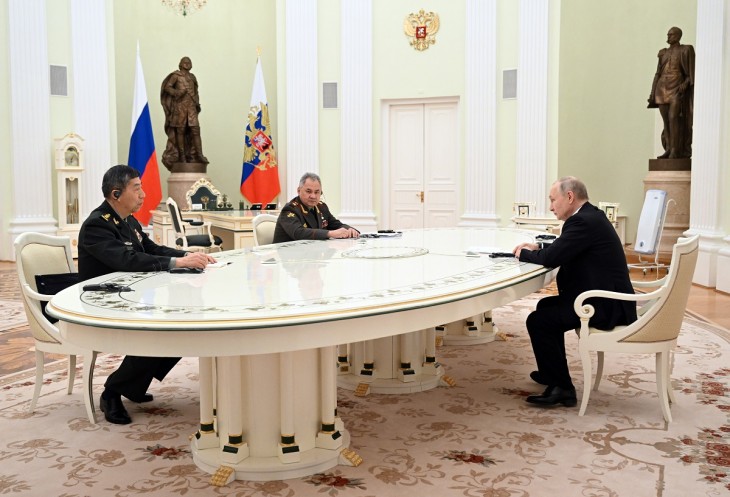 Li Sang-fu és Vlagyimir Putyin találkozóján ott volt Szergej Sojgu orosz védelmi miniszter is. Fotó: EPA / PAVEL BEDNYAKOV / SPUTNIK / KREMLIN / POOL