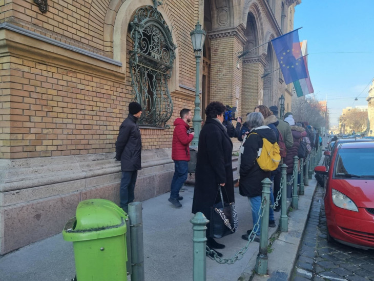 KIsebb csoport gyűjt össze kedd délelőtt