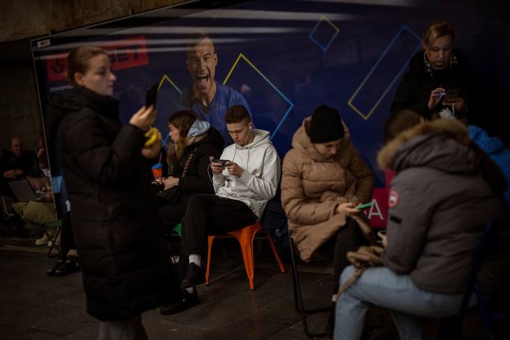 Emberek egy légvédelmi óvóhelyként használt kijevi metróállomáson egy újabb légi riadó idején 2023. február 14-én. Fotó: MTI/AP
