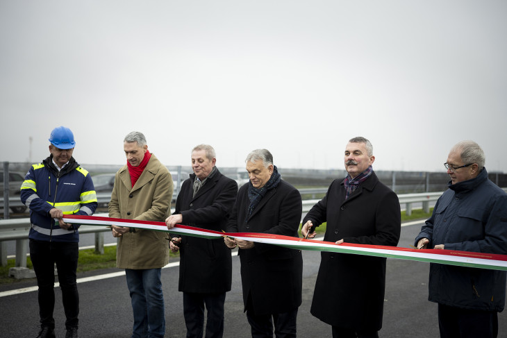  Orbán Viktor miniszterelnök (j3) az M4 autóút Törökszentmiklós és Kisújszállás közötti szakaszának átadó ünnepségén Kenderes határában 2025. december 22-én. Mellette Lázár János építési és közlekedési miniszter (b2), Herczeg Zsolt, Jász-Nagykun-Szolnok vármegye 4-es számú egyéni választókerületének fideszes országgyűlési képviselője (b3), F. Kovács Sándor, Jász-Nagykun-Szolnok vármegye 3-as számú egyéni választókerületének fideszes országgyűlési képviselője (j2) és Fazekas Sándor korábbi agrárminiszter, a Magyar Országgyűlés alelnöke (j). 