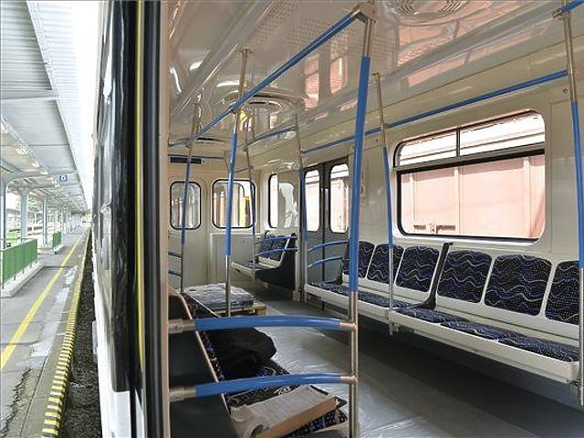 Megérkezett az első felújított metrókocsi