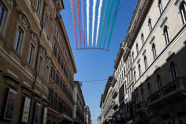 Az olasz légierő Frecce Tricolori nevű akrobatacsoportja repül formációban a fasiszta uralom alóli felszabadulás 75. évfordulója alkalmából rendezett megemlékezésen Rómában 2020. április 25-én. MTI/EPA/ANSA/Giuseppe Lami