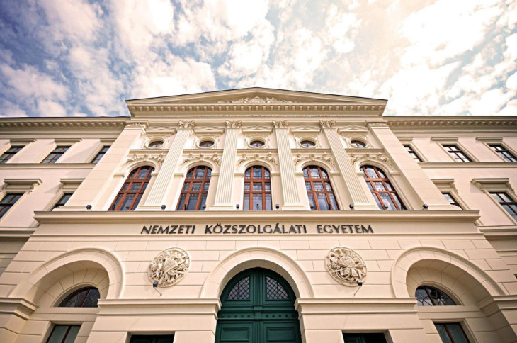 A Nemzeti Közszolgálati Egyetem a megbízó