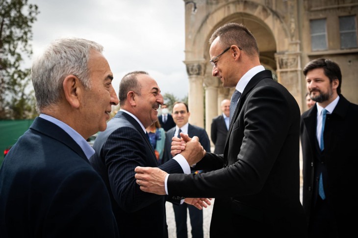 Előtérben Adnan Polat, miközben Szijjártó Péter külgazdasági és külügyminiszter török kollégájával fog kezet. Fotó: Szijjártó Péter/Facebook