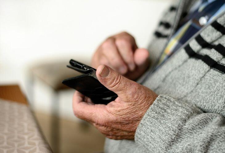 Az időseket sokszor emlékek fűzik régi mobiljukhoz