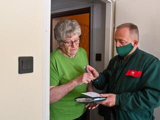 Nyugdíjasok, figyelem! Fontos ügyben csenget a postás