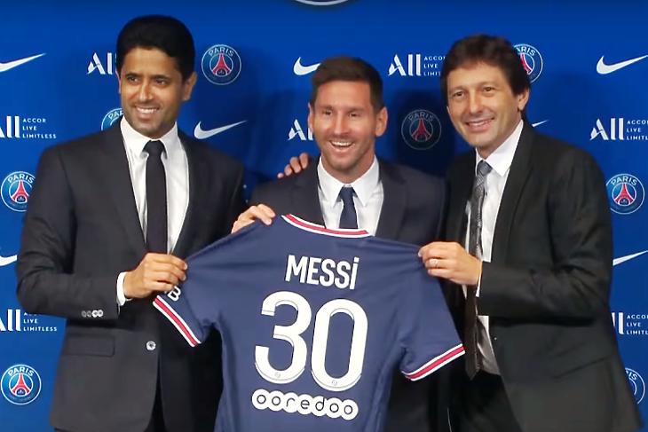 Lionel Messi a bemutatásán, Nasser Al-Khelaifivel, a PSG elnökével (balra) és Leonardóval, a PSG sportigazgatójával (jobbra). (Fotó: PSG/Youtube/Telegraph)