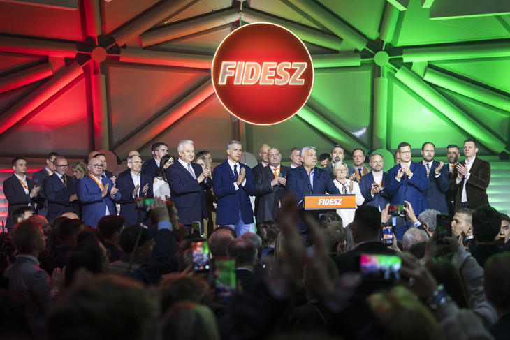 Orbán Viktor gratuláló, leköszönő beszéde a Bálnában, a választás estéjén. Vajon a mögötte állók közül ki lesz az átszabás áldozata? 