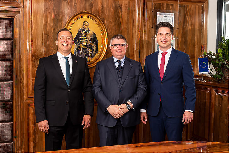 A Magyar Bankholdingot megalapító bankok vezetői: (balról) Lélfai Koppány (BB), Vida József (Takarékbank) és Balog Ádám (MKB). Fotó: MTI