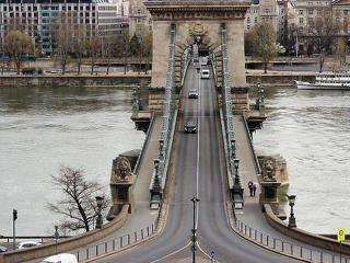 Budapesti tavasz, te csodás!  A Szabadság-híd, az Eszterházy torta meg a Rudas