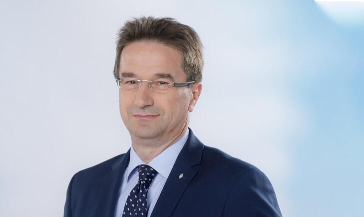 Minden oka meglehet mosolyogni Völner Pálnak