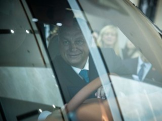 Orbán Viktor miniszterelnök (k) a világ legnagyobb elektromosautó-gyártó cége, a BYD autógyárban, a dél-kínai Sencsenben 2023. október 19-én. Hamarosan Magyarországra jöhet a cég? Fotó: MTI/Miniszterelnöki Sajtóiroda/Fischer Zoltán
