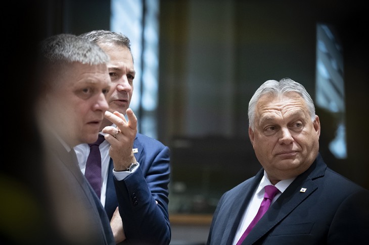 A Miniszterelnöki Sajtóiroda által közreadott képen Orbán Viktor miniszterelnök (j), Alexander De Croo belga (b2) és Robert Fico szlovák miniszterelnök (b) az Európai Unió állam- és kormányfőinek kétnapos brüsszeli csúcstalálkozóján 2023. október 26-án. Fotó: MTI/Miniszterelnöki Sajtóiroda/Benko Vivien Cher 