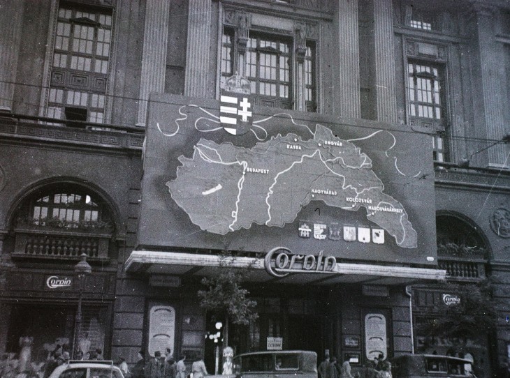 Revíziós plakát a Corvin főbejárata fölött 1940-ben. Fotó: Fortepan / Dobóczi Zsolt