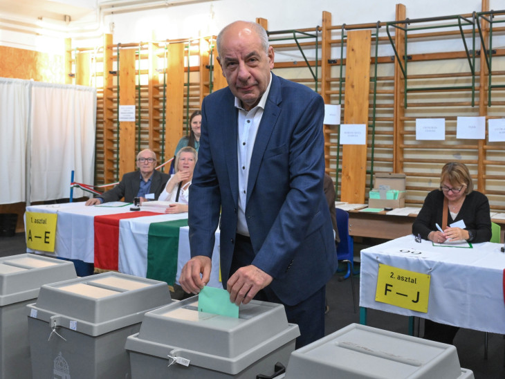 Sulyok Tamás köztársasági elnök leadja szavazatát az országgyűlési választáson Budapesten, a Németvölgyi Általános Iskolában kialakított szavazókörben 2026. április 12-én.
