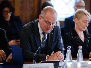 Megint fizethetnek az önkormányzatok, mint a katonatiszt