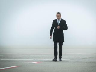 Leszállt Szijjártó Péter, már nagyon várták a repülőtéren